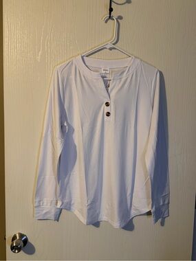 Women’s White Long Sleeve Henley Top with Button Placket Size Medium